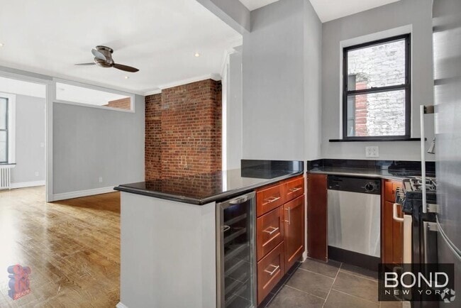 Building Photo - 252 Mott St