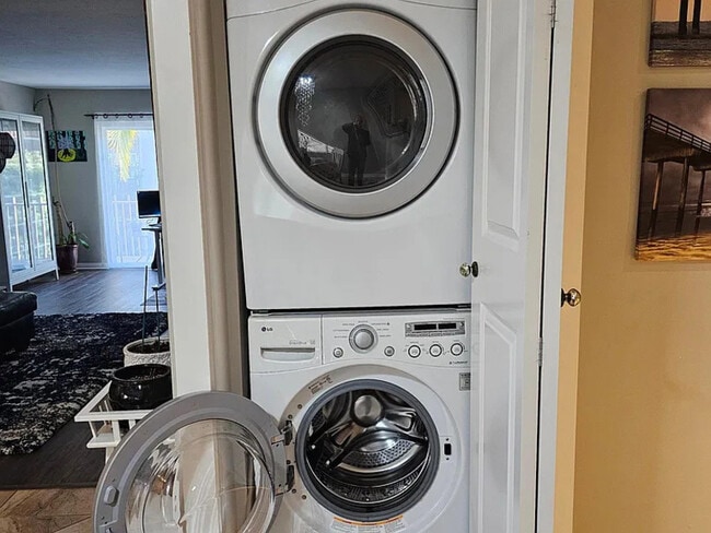 Building Photo - 2622 Torrey Pines Rd