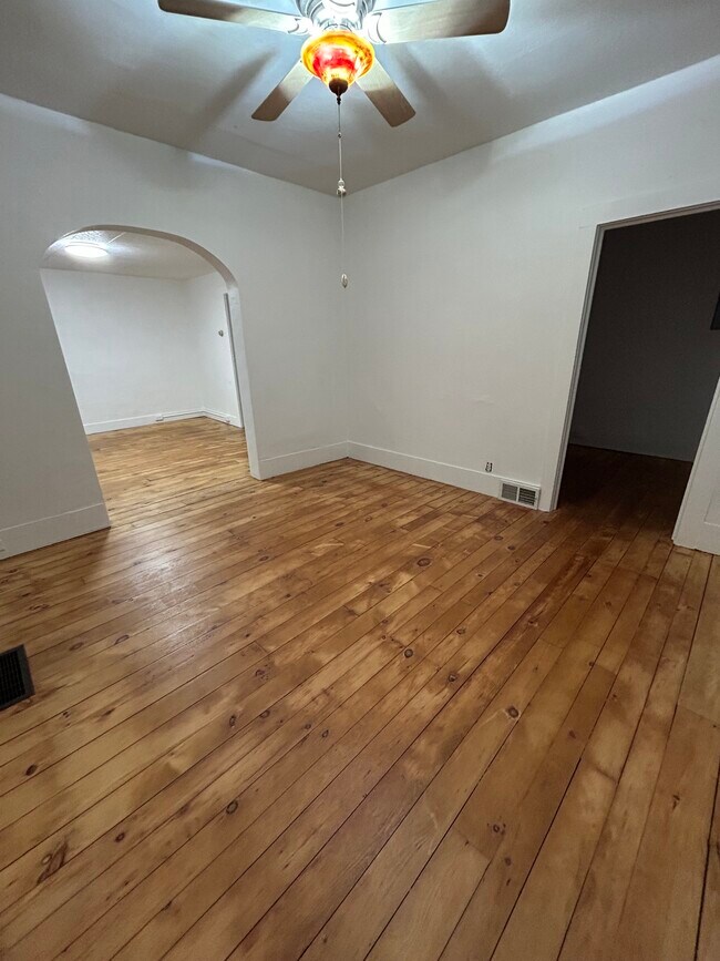 Sala de estar - 14 N Main St