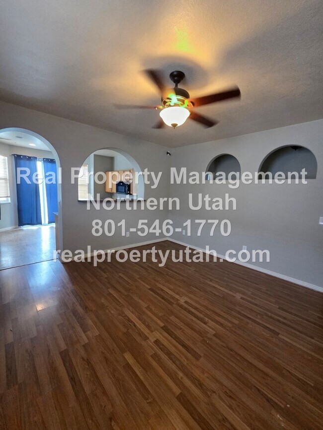 Foto del edificio - 3 Bedroom Home Available in North Salt Lake