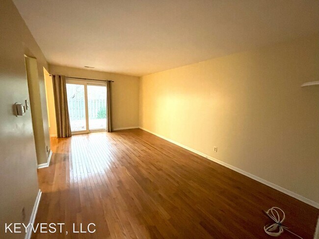 Building Photo - 2 br, 1.5 bath House - 32 Five Crown Royal