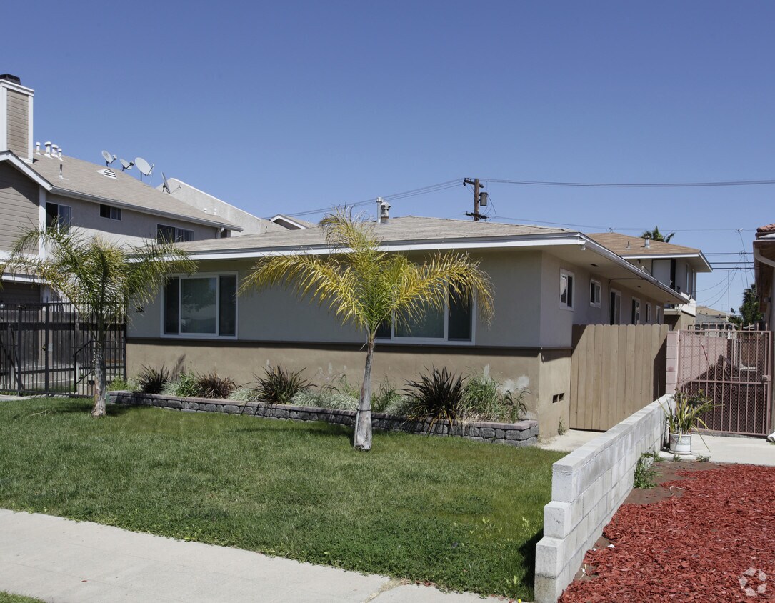 Foto del edificio - 4449-4451 Winona Ave