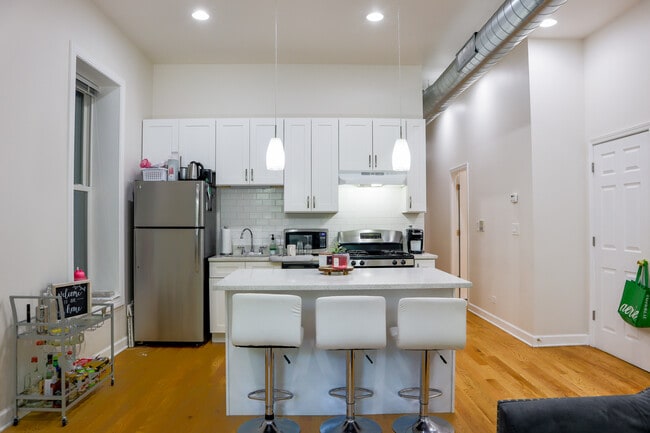 Apto. 2 (3hab/2ba) - $3,00Apt 2 (3hab/2ba) - Sala de estar abierta/Kitchen0/month - Harris Point Chicago