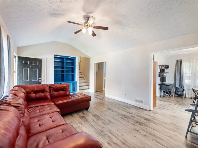 Foto del edificio - 443 Rhett Dr