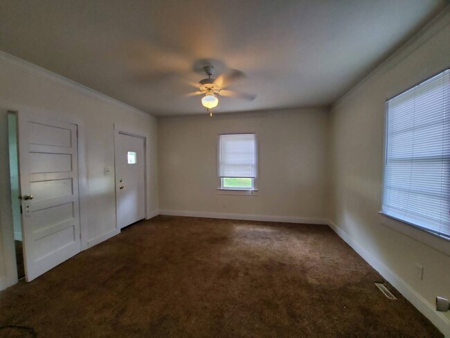 Building Photo - 1/2OFF FIRST MONTH RENT SPECIAL! Spacious ...