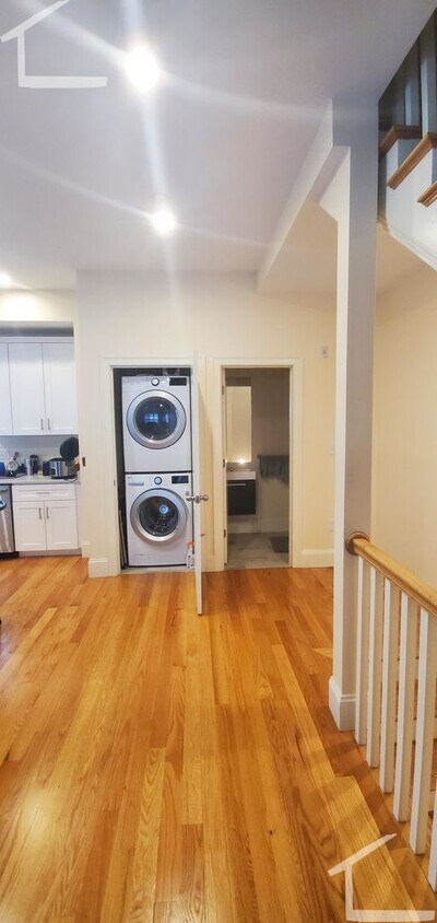 Building Photo - 4 Bedroom