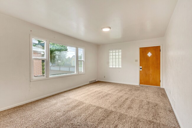 Building Photo - 35 E 600 N