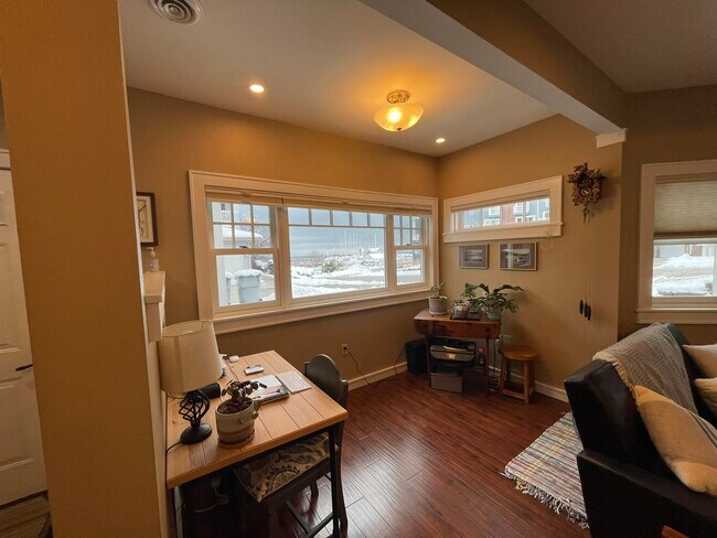 Front Room es ideal para comer o como espacio de trabajo. - 2010 E Iron St