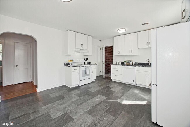 Building Photo - 3600 Greencastle Rd