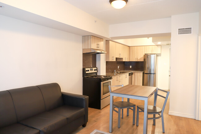 Photo du bâtiment - Furnished Condo For Rent, Steps to Laurier!