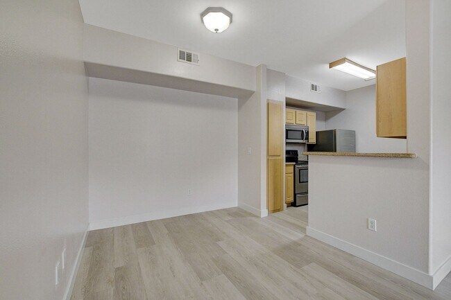Building Photo - Gorgeous Downstairs One Bedroom in the Sou...