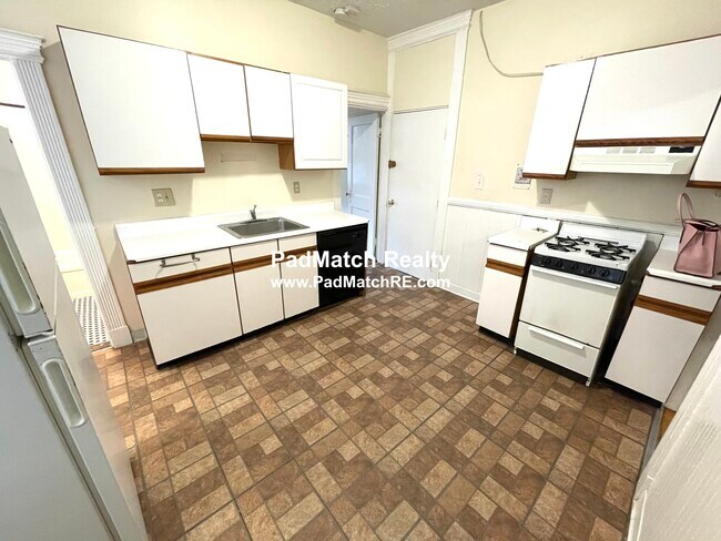 Building Photo - 447 Park Dr