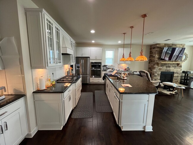 Building Photo - Beautiful 4BD, 3BA House with Bonus Family...