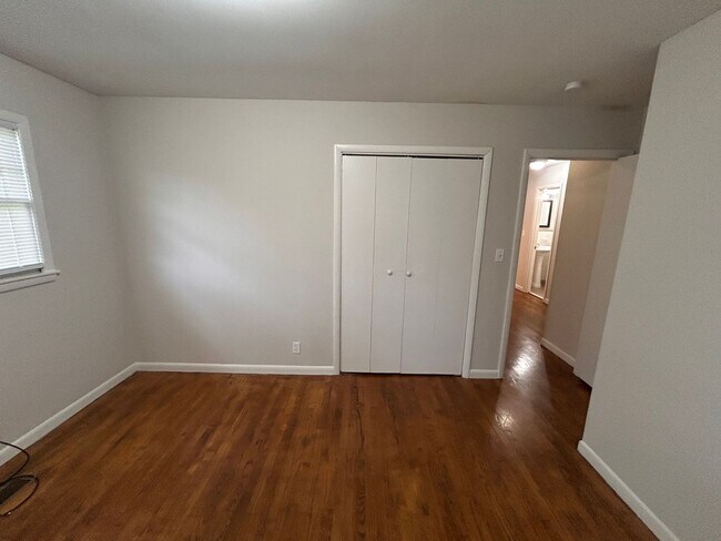 Foto del edificio - Brick home with 3BR, 1.5BA, garage, fenced in back yard.