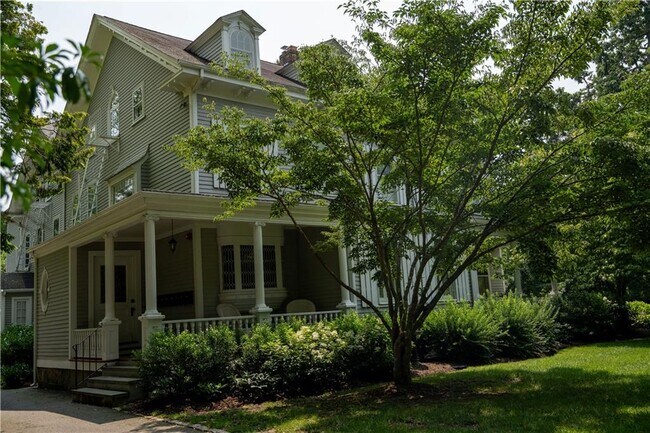 Foto del edificio - 141 Narragansett Ave