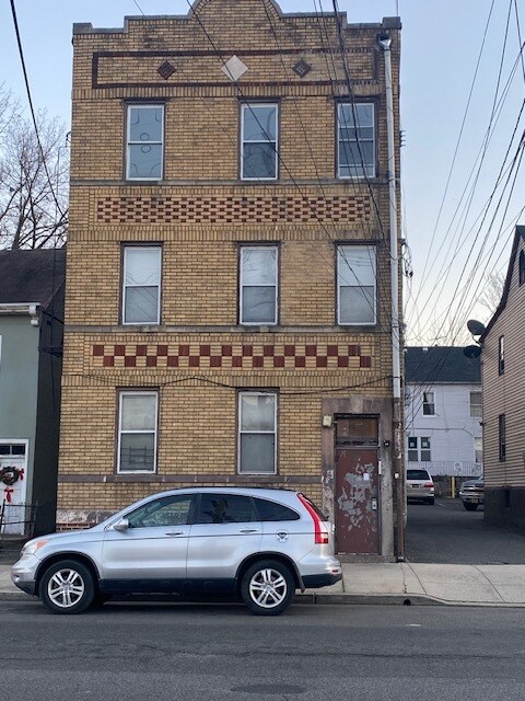 Front view - 345 Oak St