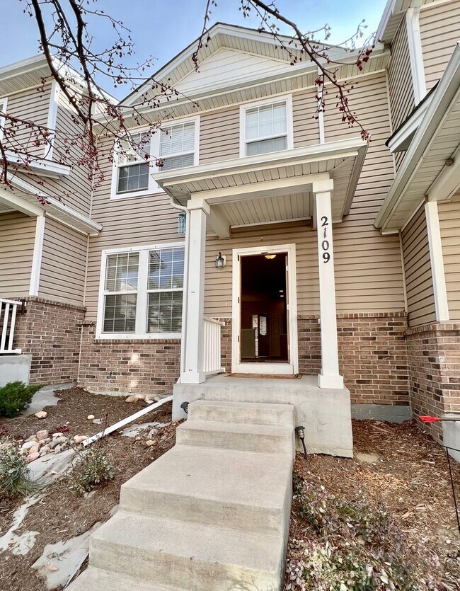 Building Photo - Spacious 2 Bed/2/5 Bath Townhome at The Bluffs at Spring Creek