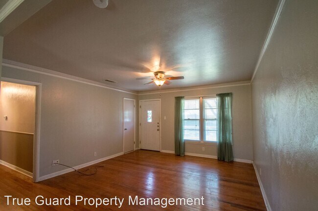 Building Photo - 3 br, 1 bath House - 132 Oak Dr. W