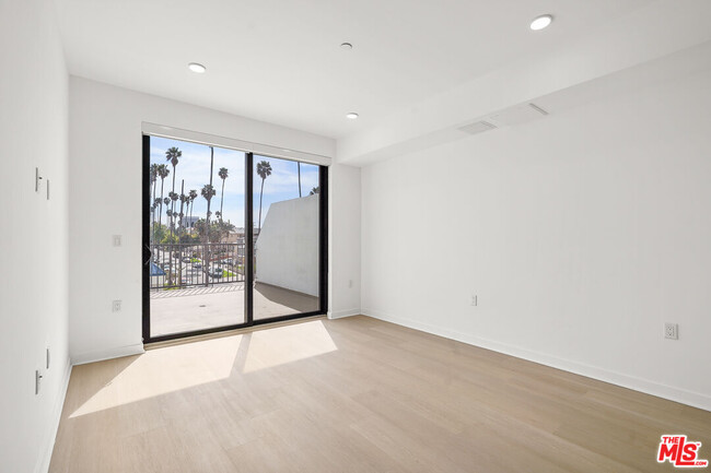 Foto del edificio - 3977 Beverly Blvd