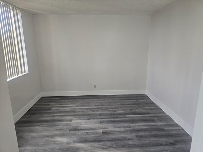 Building Photo - 2830 Somerset Dr