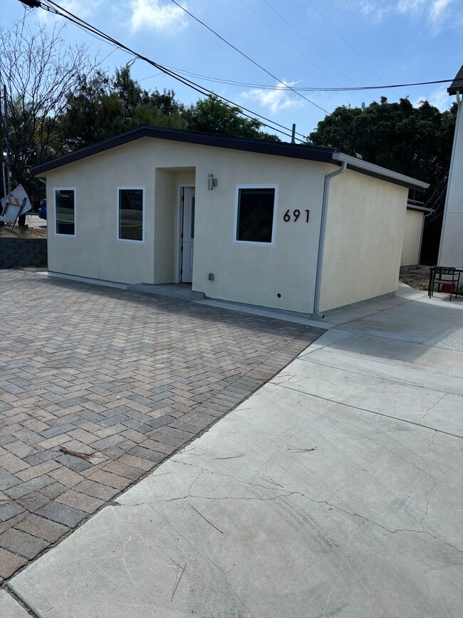 Building Photo - 691 Requeza St