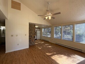 Building Photo - 440 Wakeman Ct NE