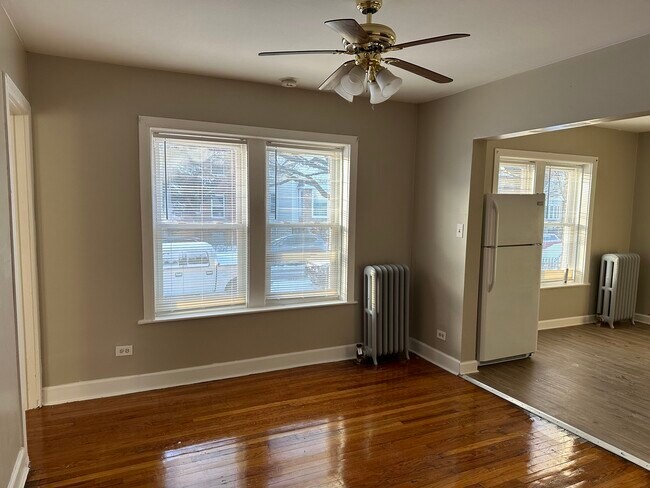 Foto del edificio - 4058 W Dickens Ave