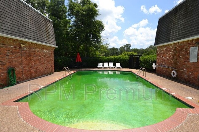 Foto del edificio - 1755 College Dr