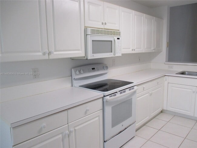 Building Photo - 4112 Pine Ridge Ln