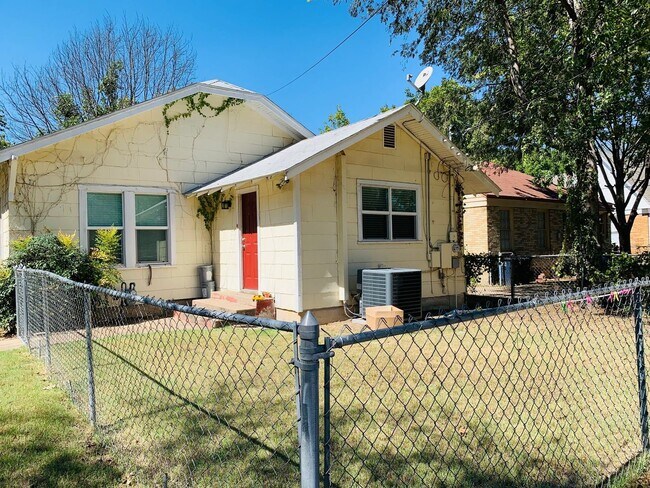 Foto del edificio - ** MOVE IN SUMMER 05/08/2026 ** 3 Bed 2 Bath Short 2 Minute Walk to TCU Campus