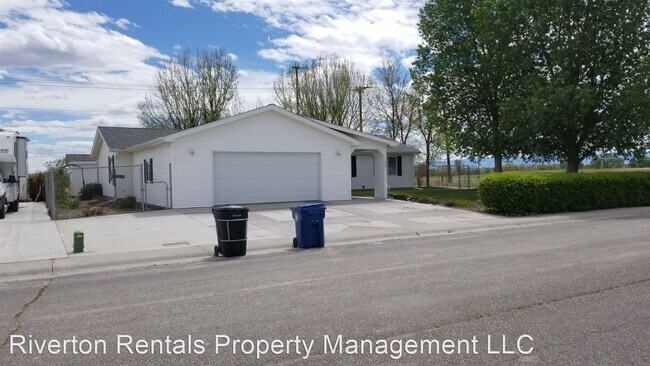 Building Photo - 3 br, 3 bath House - 1025 Basin Ave.