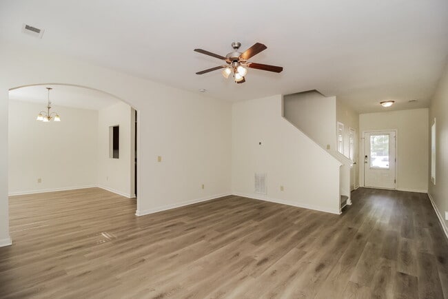 Building Photo - 25 Oakbrook Dr