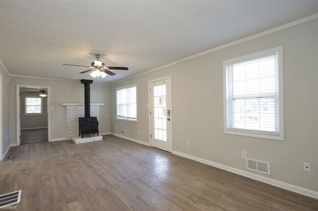 Foto del edificio - 3 br, 2 bath House - 55 Sears Rd
