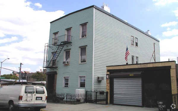 Building Photo - 212 Kent St