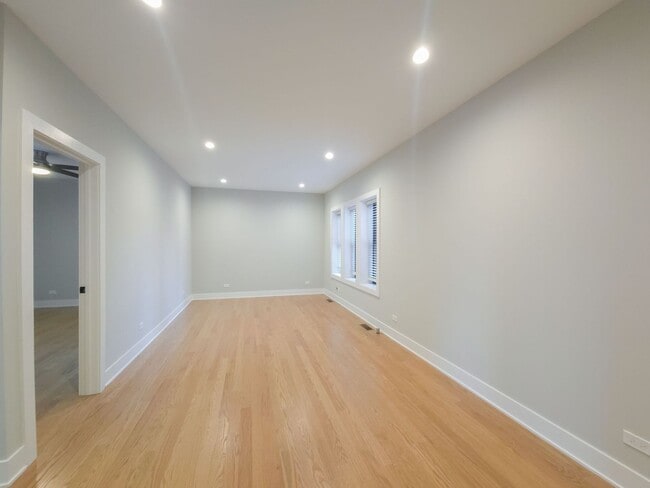 Building Photo - 4816 N Wolcott Ave