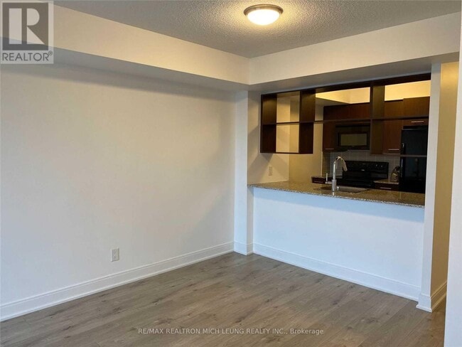 Photo du bâtiment - 135 Village Green Square