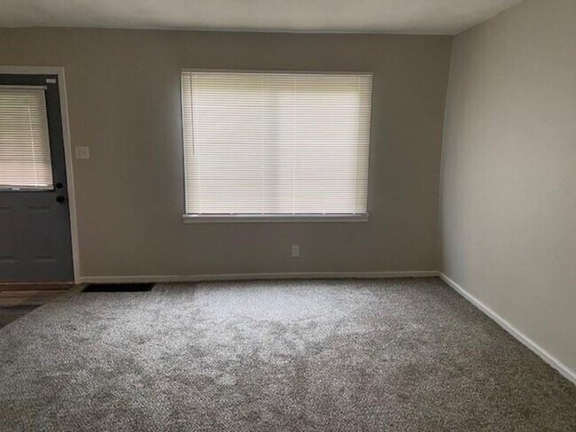 Building Photo - 4 Bedroom Home in Warren Township