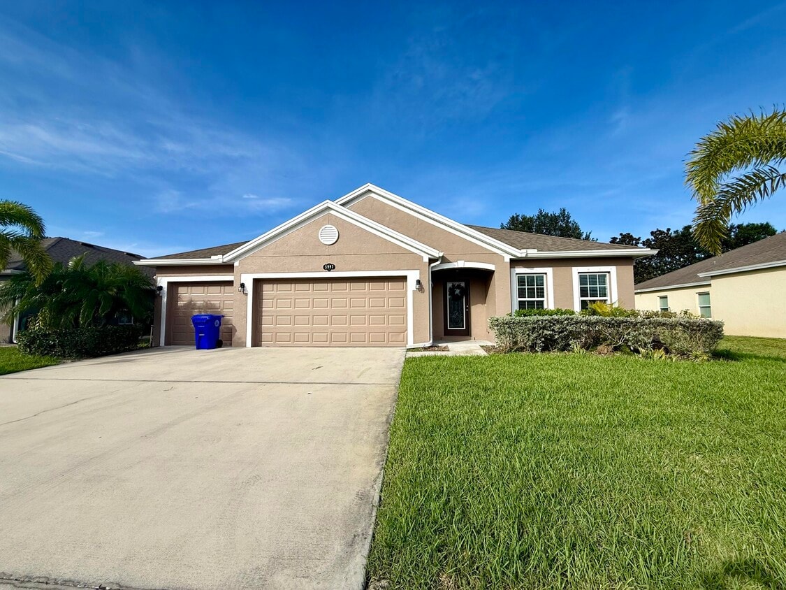 Primary Photo - 5997 Ridge Lake Cir