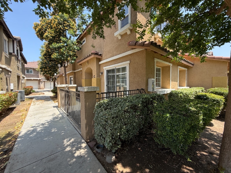 Primary Photo - 25858 Iris Ave
