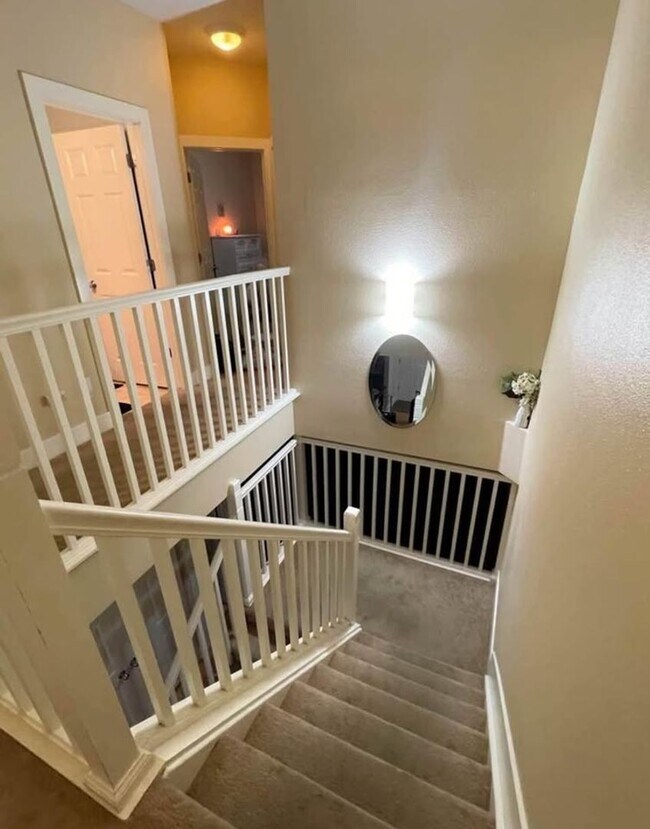 Foto del edificio - 3 Bed/2.5 Bath Condo Unit -Available Augus...