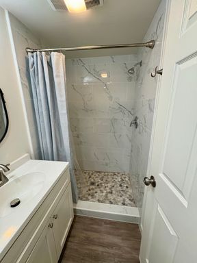 Building Photo - Darling Fully Remodeled Two Bedroom with G...