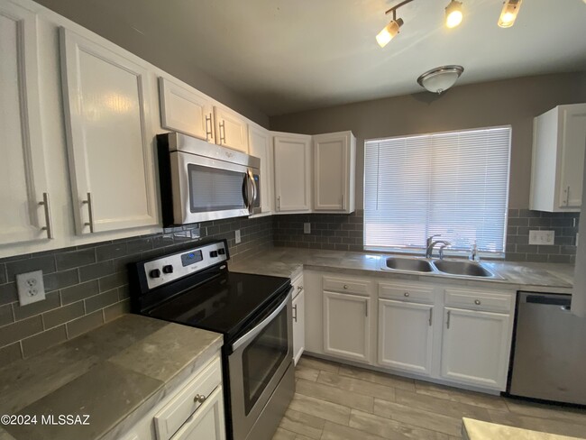Building Photo - 520 N Gollob Rd