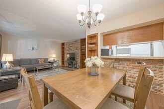 Building Photo - 2201 Fountain View Dr