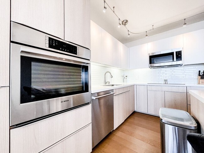 Foto del edificio - Furnished Symphony Condo with Direct Ocean Views and Two Parking