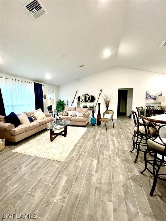 Foto del edificio - 3710 NE 8th Pl
