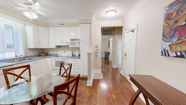 Photo du bâtiment - RENOVATED TWO BEDROOM APARTMENT IN WOODFIE...