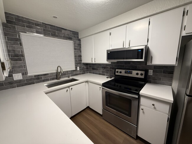 Building Photo - 9404 Stone Ave N