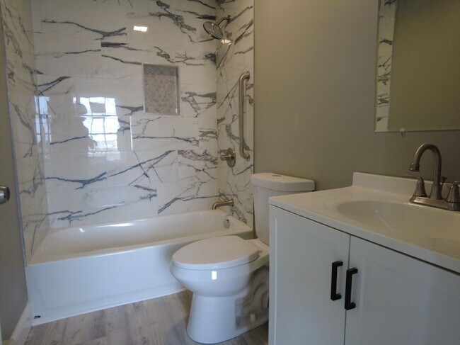 Foto del edificio - 241 Pocasset Ave