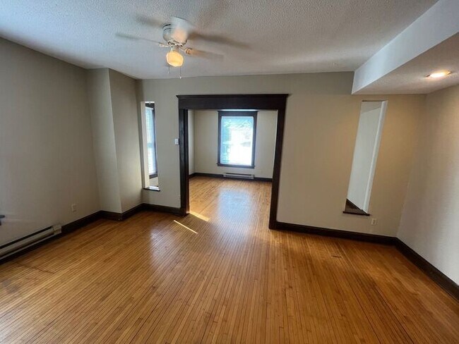 Foto del edificio - Top Floor Unit in 4Plex Available Now, Ful...
