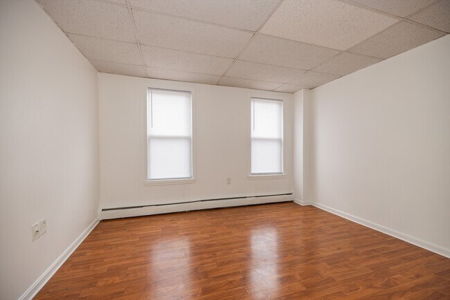 Building Photo - 91 Elm St